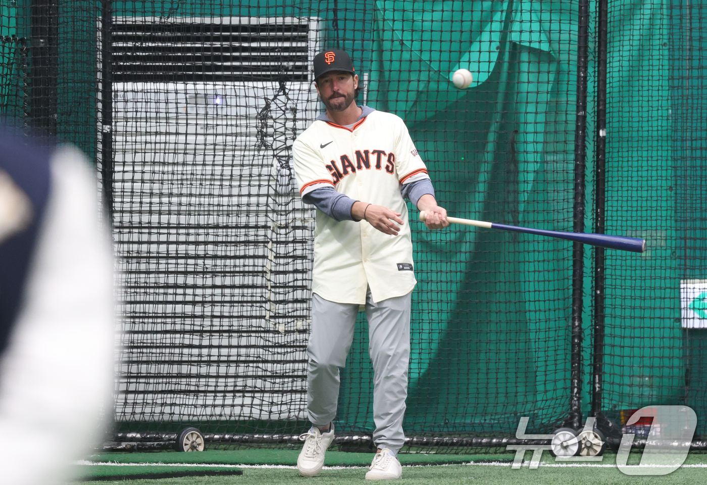 (이천=뉴스1) 김영운 기자 = 미국 프로야구 메이저리그(MLB) 샌프란시스코 자이언츠 토니 바이텔로 감독이 7일 경기 이천시 LG 챔피언스파크에서 고등학교 선수들을 코칭하고 있다 …