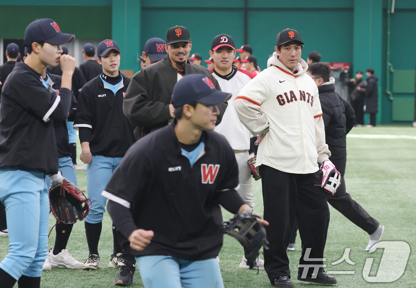(이천=뉴스1) 김영운 기자 = 미국 프로야구 메이저리그(MLB) 샌프란시스코 자이언츠 윌리 아다메스와 황재균이 7일 경기 이천시 LG 챔피언스파크에서 훈련 중인 고등학교 선수들을 …