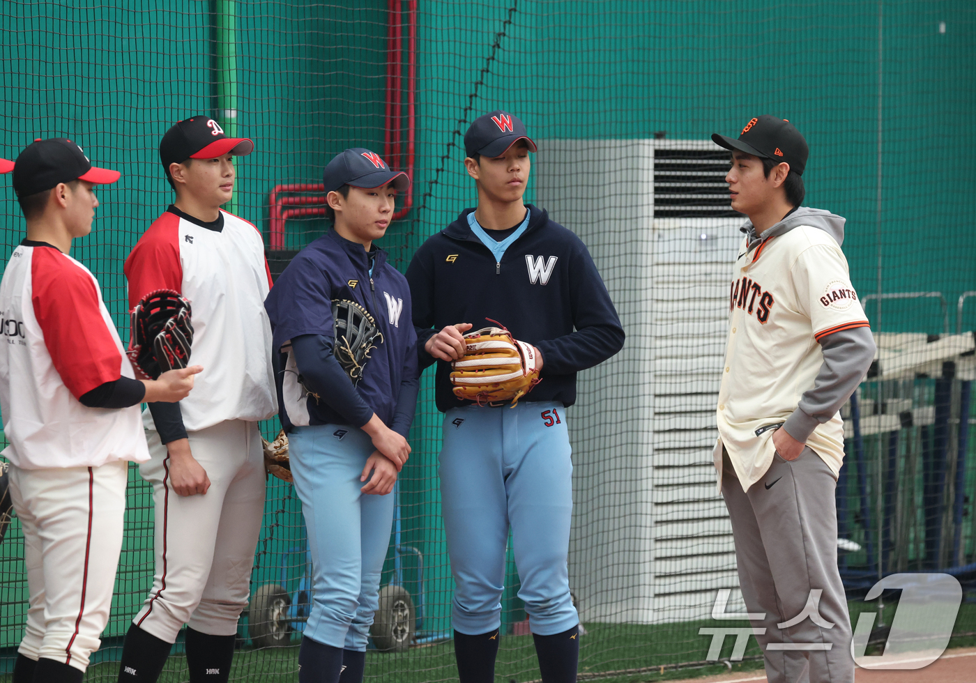 (이천=뉴스1) 김영운 기자 = 미국 프로야구 메이저리그(MLB) 샌프란시스코 자이언츠 이정후가 7일 경기 이천시 LG 챔피언스파크에서 고등학교 후배들에게 조언을 하고 있다. 20 …