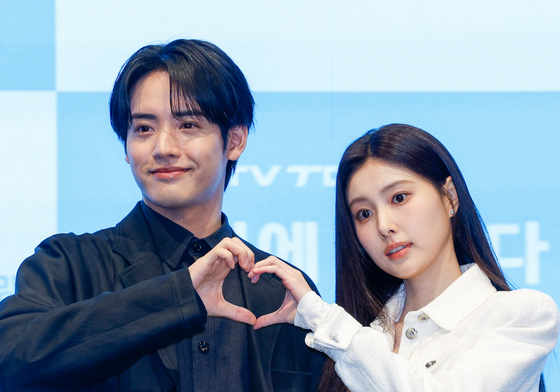 '첫입에 반하다' 주연 아카소 에이지와 강혜원