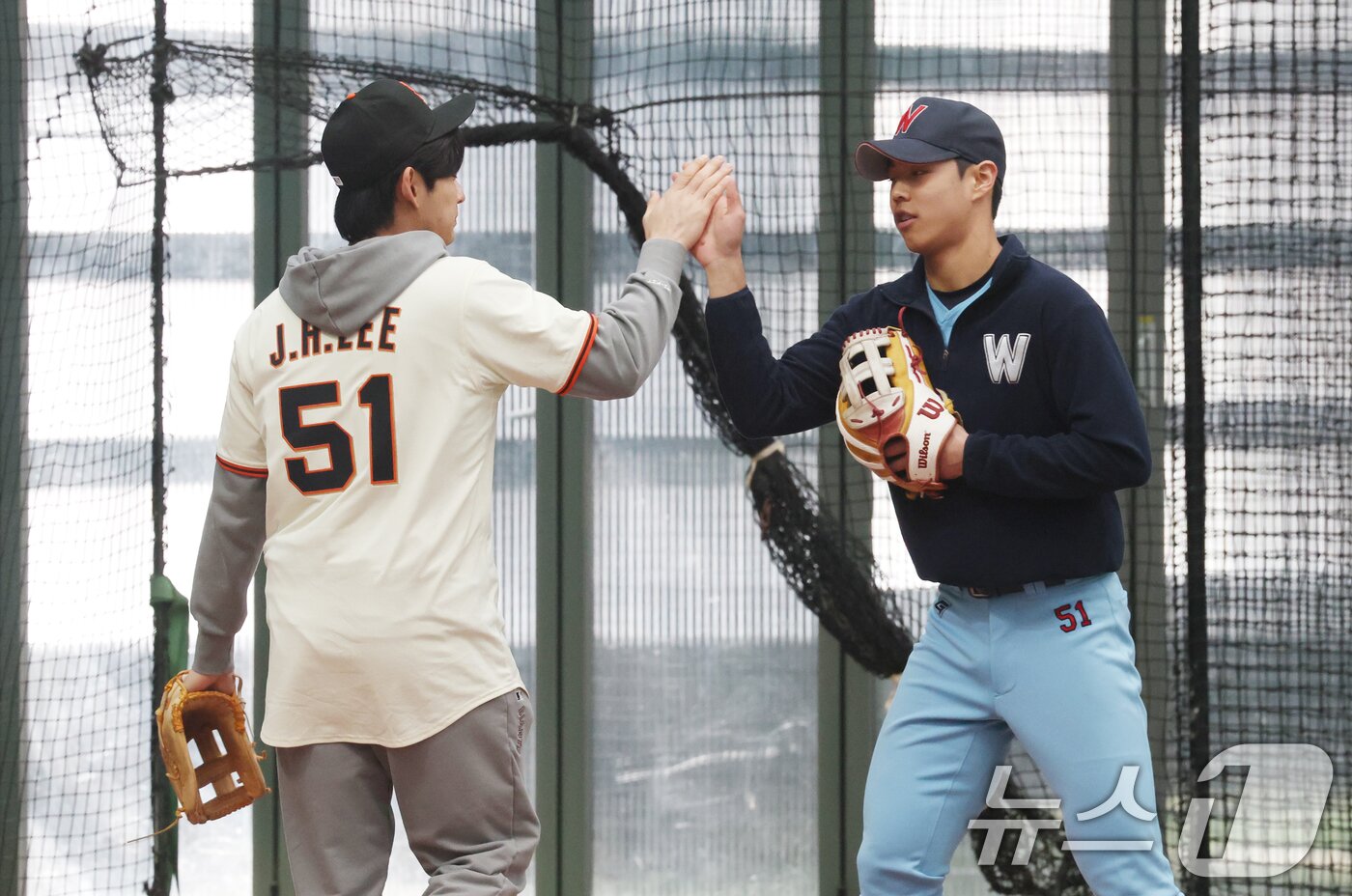 본문 이미지 - 미국 프로야구 메이저리그(MLB) 샌프란시스코 자이언츠 이정후가 7일 경기 이천시 LG 챔피언스파크에서 고등학교 후배와 하이파이브를 하고 있다. 2026.1.7/뉴스1 ⓒ News1 김영운 기자