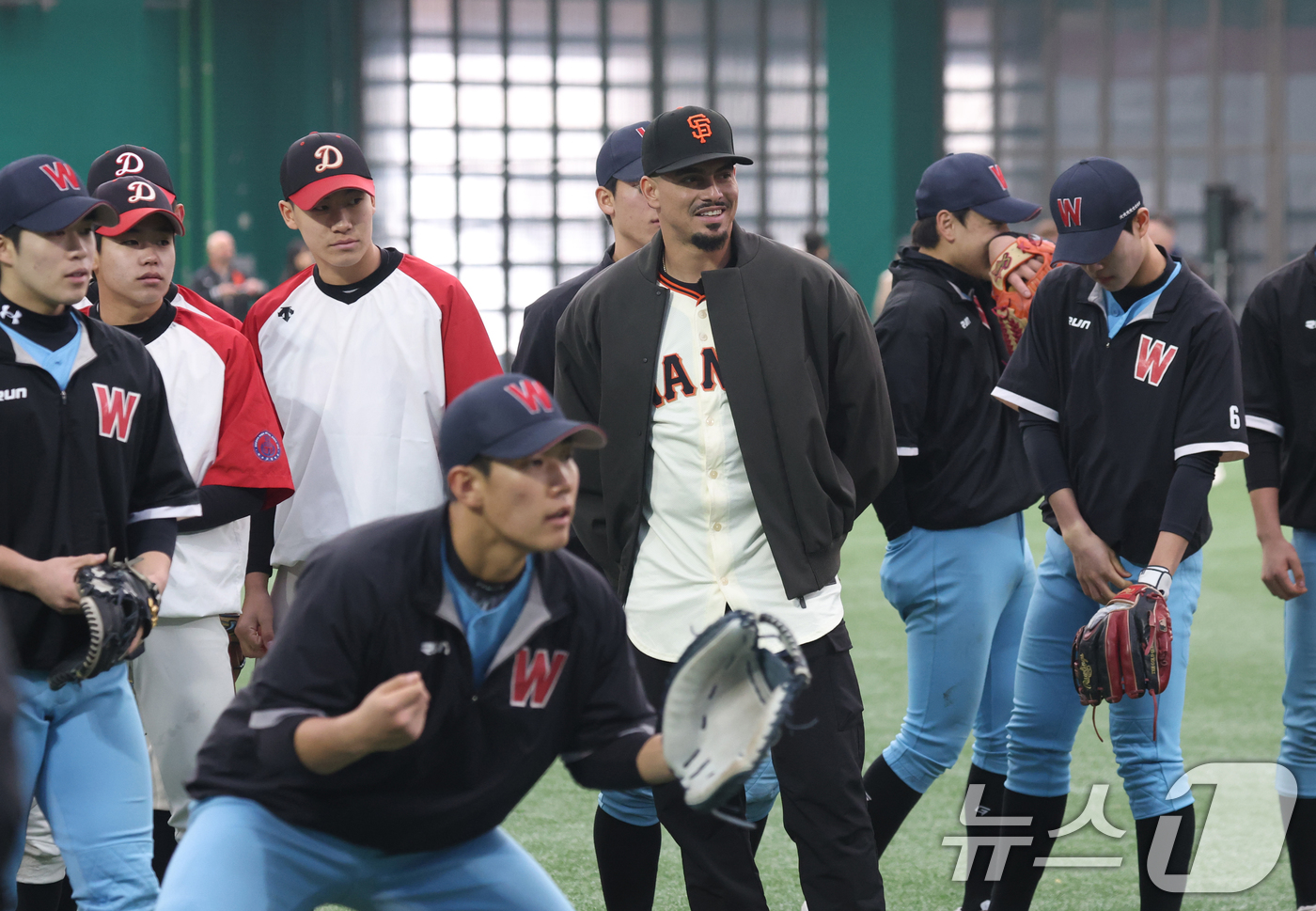 (이천=뉴스1) 김영운 기자 = 미국 프로야구 메이저리그(MLB) 샌프란시스코 자이언츠 윌리 아다메스가 7일 경기 이천시 LG 챔피언스파크에서 훈련 중인 고등학교 선수들을 지켜보고 …