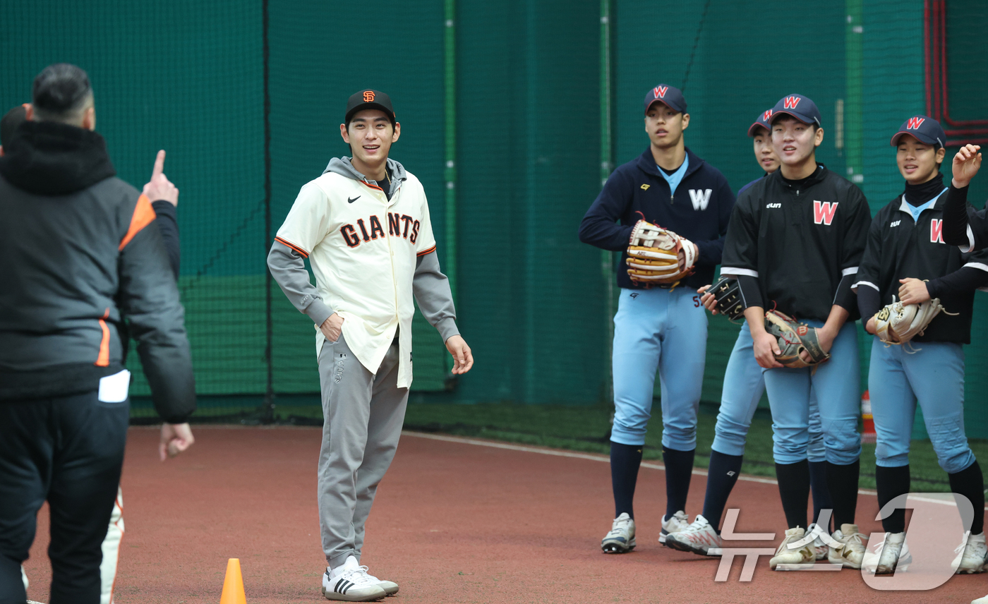 (이천=뉴스1) 김영운 기자 = 미국 프로야구 메이저리그(MLB) 샌프란시스코 자이언츠 이정후가 7일 경기 이천시 LG 챔피언스파크에서 훈련 중인 고등학교 선수들을 지켜보고 있다. …