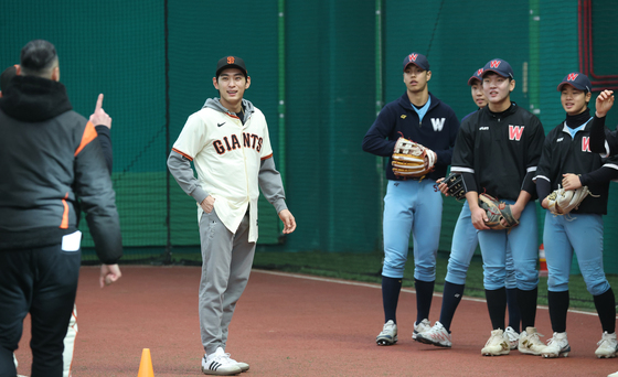후배들 훈련 지켜보는 이정후