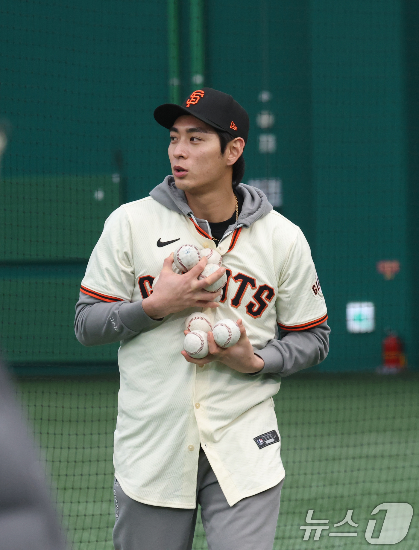 (이천=뉴스1) 김영운 기자 = 미국 프로야구 메이저리그(MLB) 샌프란시스코 자이언츠 이정후가 7일 경기 이천시 LG 챔피언스파크에서 볼을 줍고 있다. 2026.1.7/뉴스1