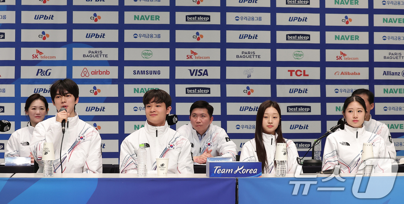 (진천=뉴스1) 김성진 기자 = 피겨스케이팅 차준환(맨 왼쪽)이 7일 충북 진천선수촌 챔피언하우스에서 열린 2026 밀라노코르티나동계올림픽대회 D-30 미디어데이에서 취재진의 질문 …