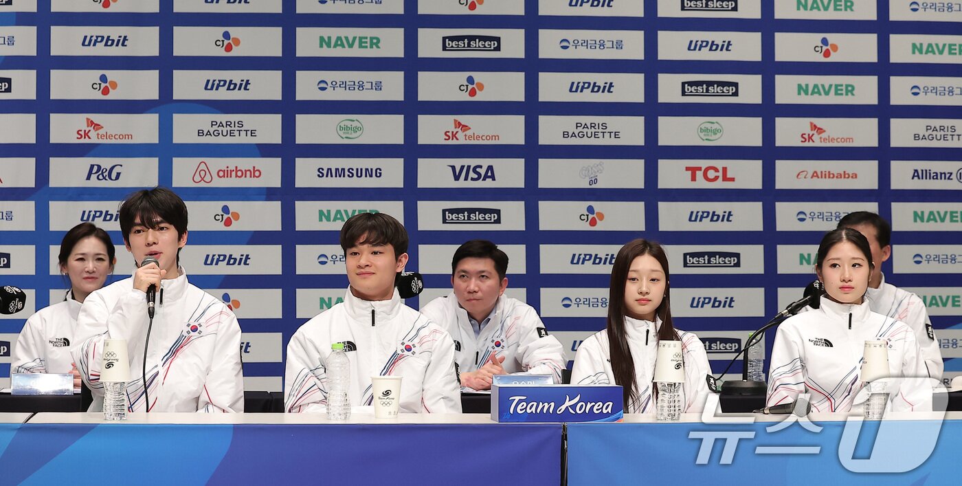 본문 이미지 - 피겨스케이팅 차준환(맨 왼쪽)이 7일 충북 진천선수촌 챔피언하우스에서 열린 2026 밀라노코르티나동계올림픽대회 D-30 미디어데이에서 취재진의 질문에 답하고 있다. 왼쪽부터 피겨 차준환, 김현겸, 신지아, 이해인. 2026.1.7/뉴스1 ⓒ News1 김성진 기자