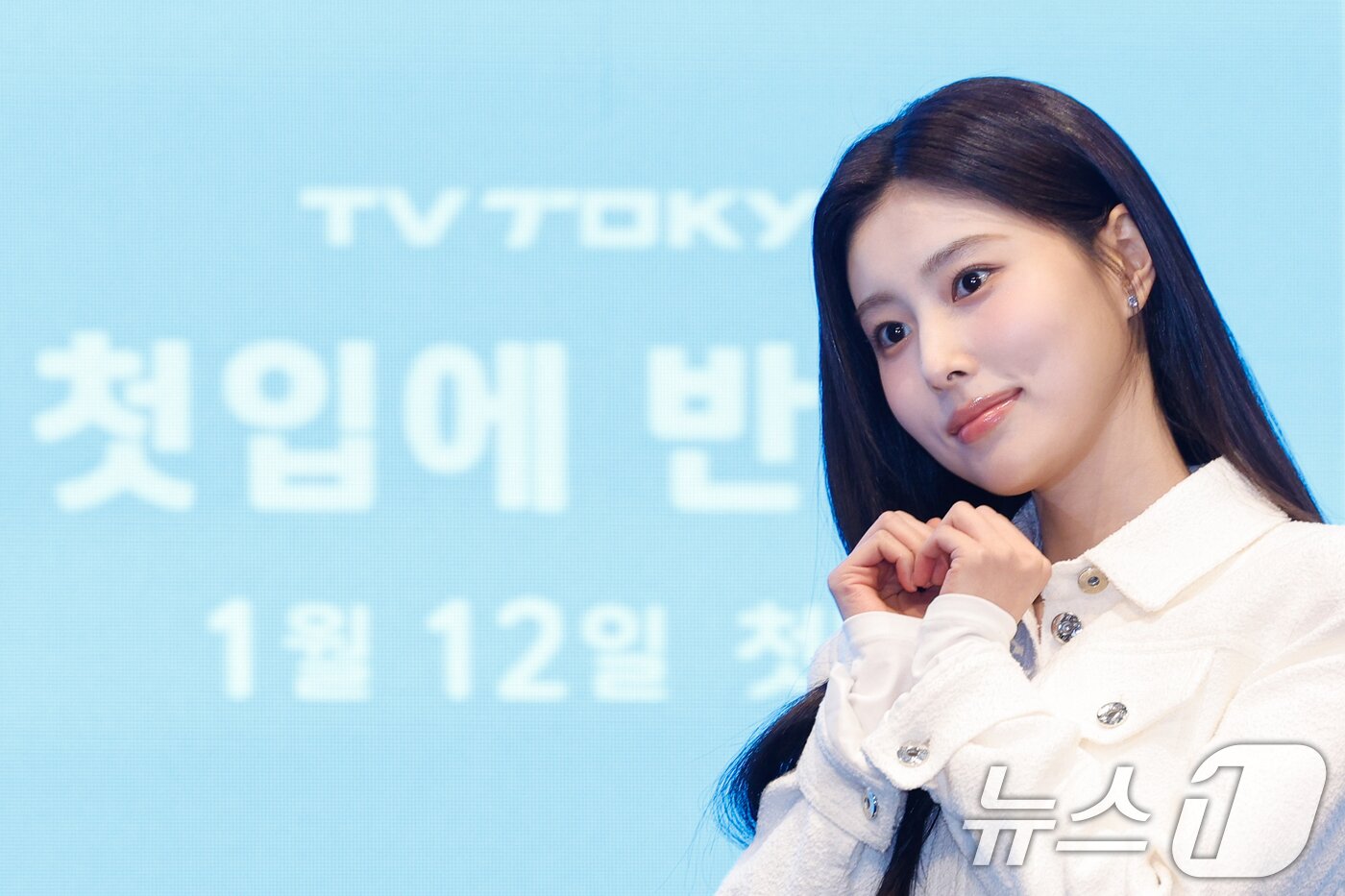 본문 이미지 - 배우 강혜원이 7일 서울 구로구 더세인트에서 열린 일본 테레비 도쿄(TV TOKYO) 드라마 '첫입에 반하다'(김밥과 오니기리, 사랑하는 두 사람은 닮았지만 다르다) 제작발표회에 참석해 포즈를 취하고 있다. 2026.1.7/뉴스1 ⓒ News1 안은나 기자