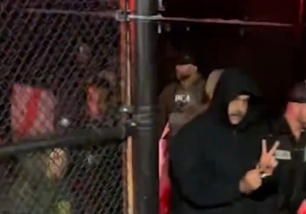 수갑찬 마두로의 V자 손짓…"우리는 승리한다" 베네수 좌파 구호