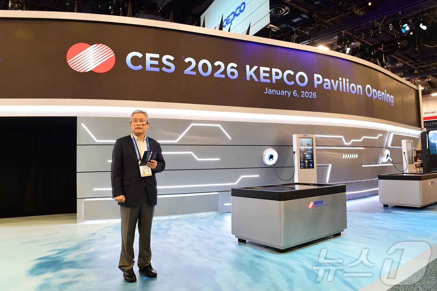 본문 이미지 - 한국전력이 6일부터 9일(현지시간)까지 미국 라스베이거스에서 열리는 세계 최대 기술 전시회인 CES 2026에 참가해 ‘한전관’을 운영한다고 7일 밝혔다. 사진은 CES 2026에 참석한 김동철 한국전력 사정이 발언하고 있는 모습. (한국전력 제공. 재판매 및 DB 금지) 2026.1.7/뉴스1