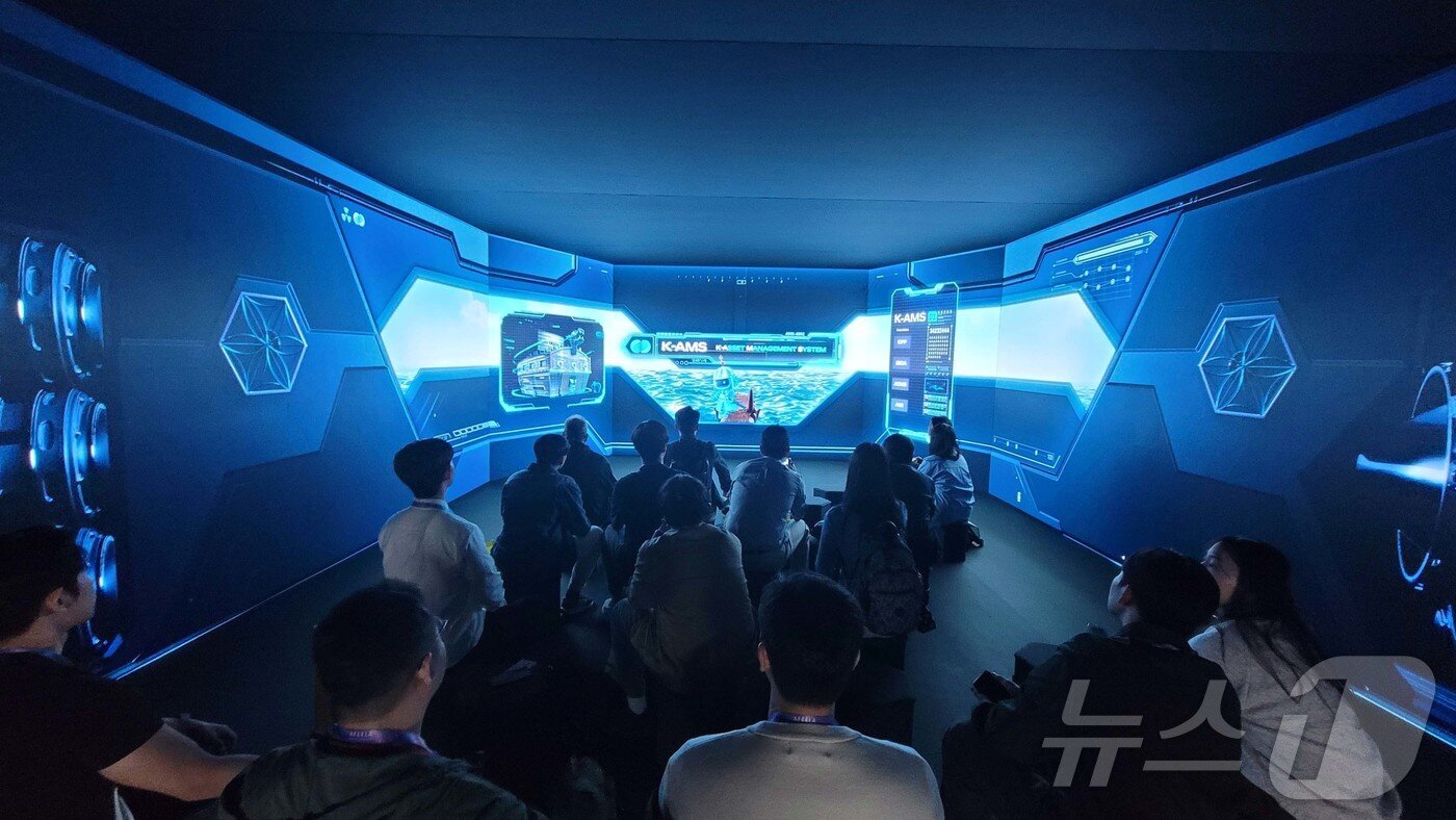 본문 이미지 - 한국전력이 6일부터 9일(현지시간)까지 미국 라스베이거스에서 열리는 세계 최대 기술 전시회인 CES 2026에 참가해 ‘한전관’을 운영한다고 7일 밝혔다. 사진은 CES 2026에서 '한전관'을 관람하는 방문객들의 모습. (한국전력 제공. 재판매 및 DB 금지) 2026.1.7/뉴스1