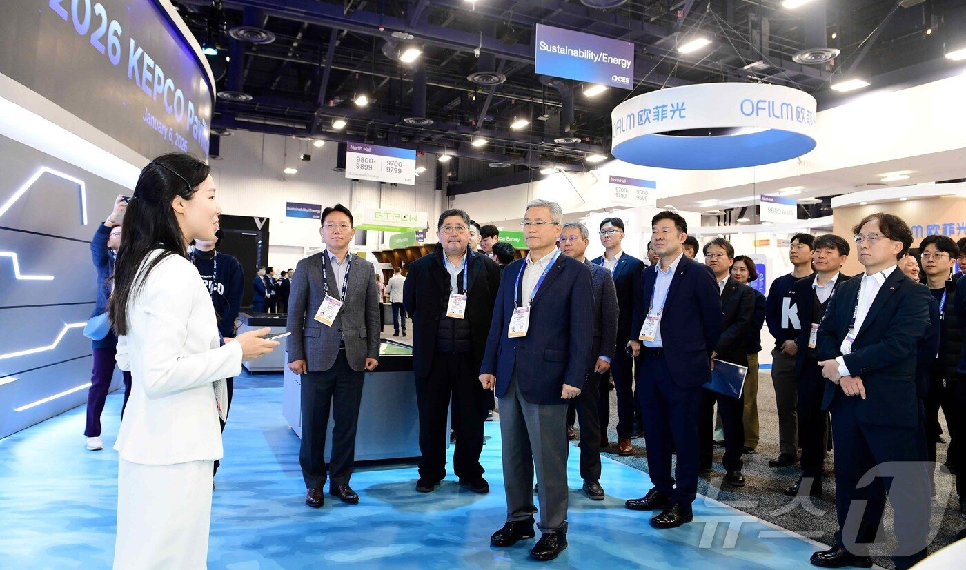 본문 이미지 - 한국전력이 6일부터 9일(현지시간)까지 미국 라스베이거스에서 열리는 세계 최대 기술 전시회인 CES 2026에 참가해 ‘한전관’을 운영한다고 7일 밝혔다. 사진은 CES 2026에 참석한 김동철 한국전력 사장과 관계자들이 설명을 듣고 있는 모습. (한국전력 제공. 재판매 및 DB 금지) 2026.1.7/뉴스1