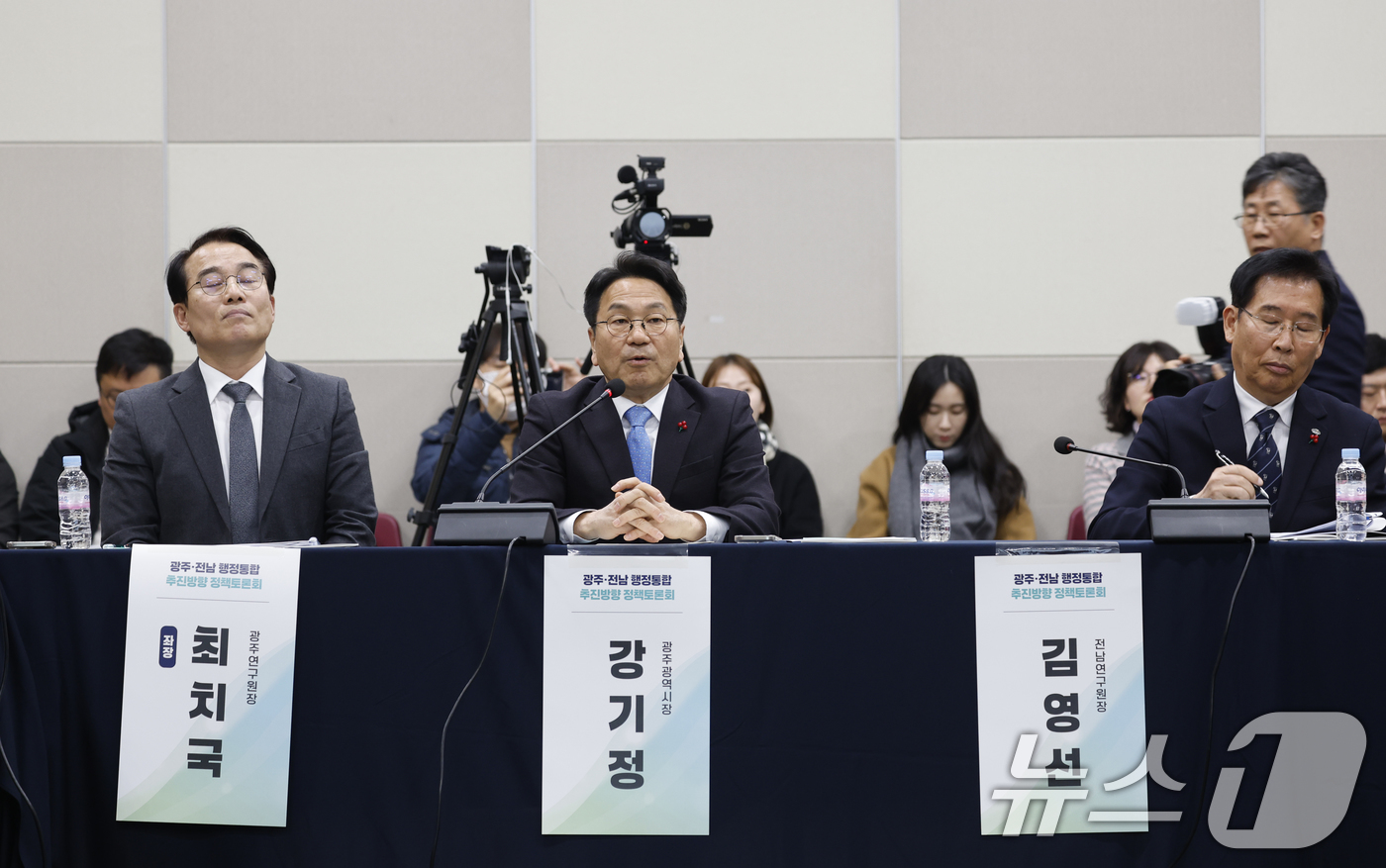 (광주=뉴스1) 김태성 기자 = 광주전남 행정통합 추진방향 정책토론회가 7일 광주 김대중컨벤션센터에서 열린가운데 강기정 광주시장이 축사를 하고 있다. 2026.1.7/뉴스1