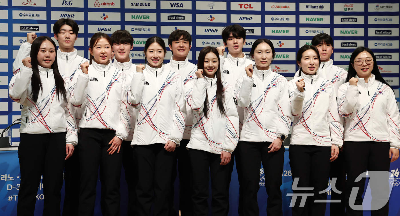 (진천=뉴스1) 김성진 기자 = 7일 충북 진천선수촌 챔피언하우스에서 열린 2026 밀라노코르티나동계올림픽대회 D-30 미디어데이에서 대표 선수들이 기념촬영을 하고 있다. 2026 …