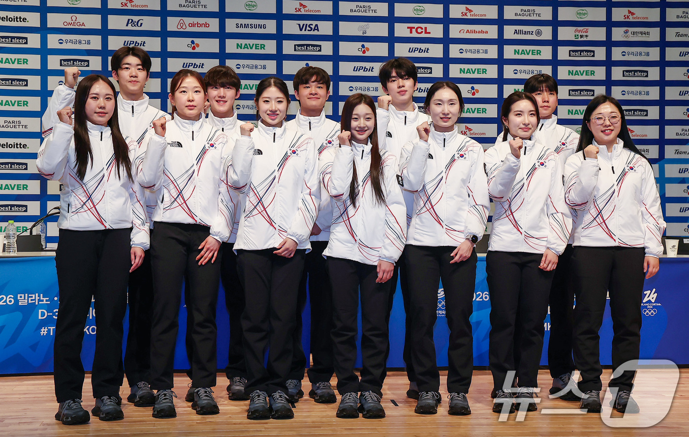 (진천=뉴스1) 김성진 기자 = 7일 충북 진천선수촌 챔피언하우스에서 열린 2026 밀라노코르티나동계올림픽대회 D-30 미디어데이에서 대표 선수들이 기념촬영을 하고 있다. 2026 …