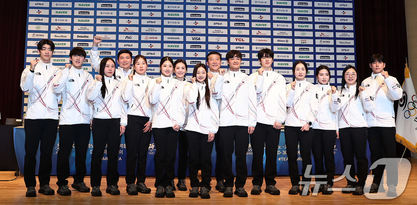 (진천=뉴스1) 김성진 기자 = 7일 충북 진천선수촌 챔피언하우스에서 열린 2026 밀라노코르티나동계올림픽대회 D-30 미디어데이에서 유승민 대한체육회장, 이수경 선수단장, 김택수 …