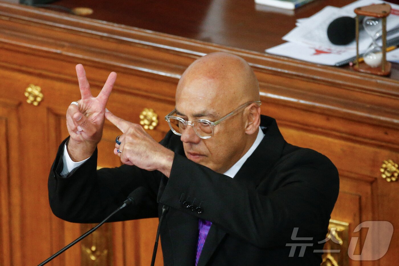 본문 이미지 - 5일(현지시간) 베네수엘라 카라카스에서 호르헤 로드리게스 베네수엘라 국회의장이 2026년 입법 회기 개회식에서 손짓하고 있다. 2026.01.05. ⓒ 로이터=뉴스1 ⓒ News1 이정환 기자