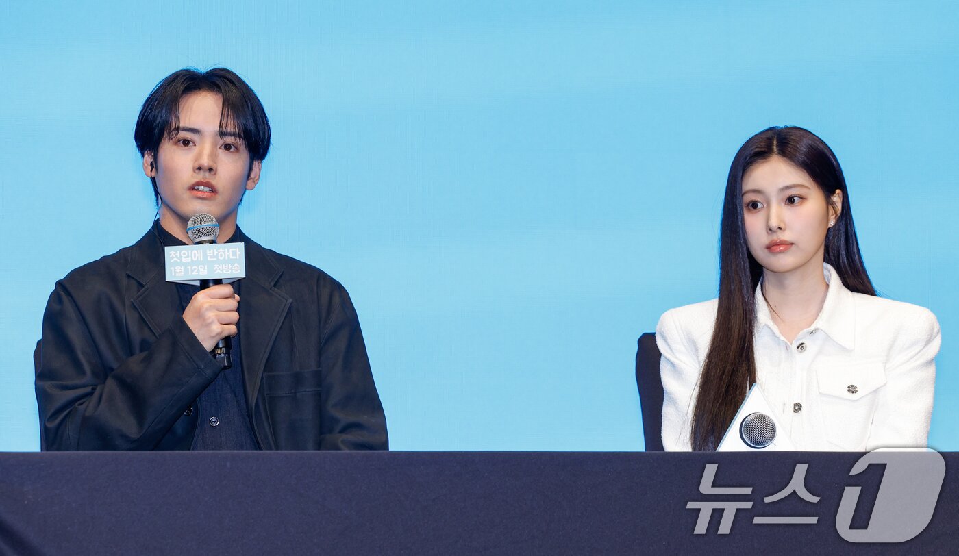 본문 이미지 - 배우 아카소 에이지(赤楚衛二)와 강혜원이 7일 서울 구로구 더세인트에서 열린 일본 테레비 도쿄(TV TOKYO) 드라마 '첫입에 반하다'(김밥과 오니기리, 사랑하는 두 사람은 닮았지만 다르다) 제작발표회에 참석해 질의에 답하고 있다. '2026.1.7/뉴스1 ⓒ News1 안은나 기자