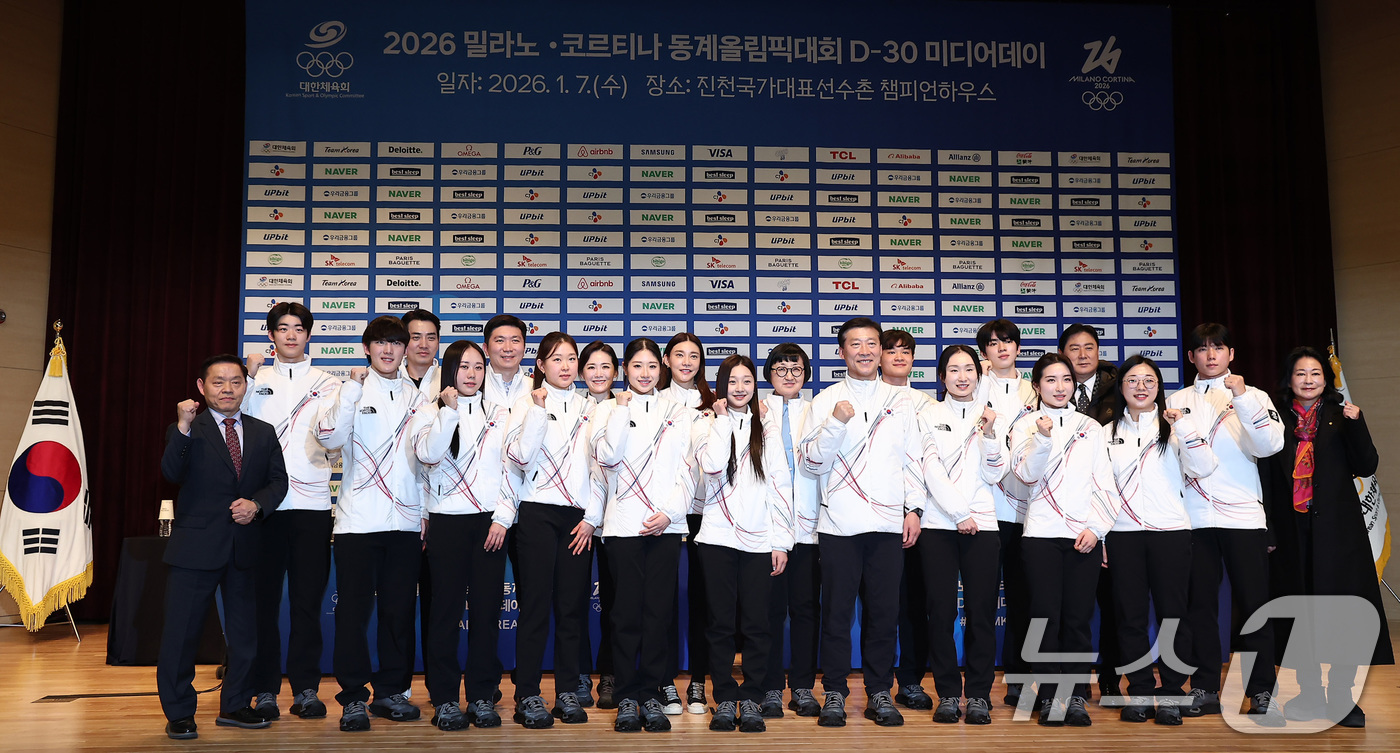 (진천=뉴스1) 김성진 기자 = 7일 충북 진천선수촌 챔피언하우스에서 열린 2026 밀라노코르티나동계올림픽대회 D-30 미디어데이에서 유승민 대한체육회장, 이수정 선수단장, 작가 …