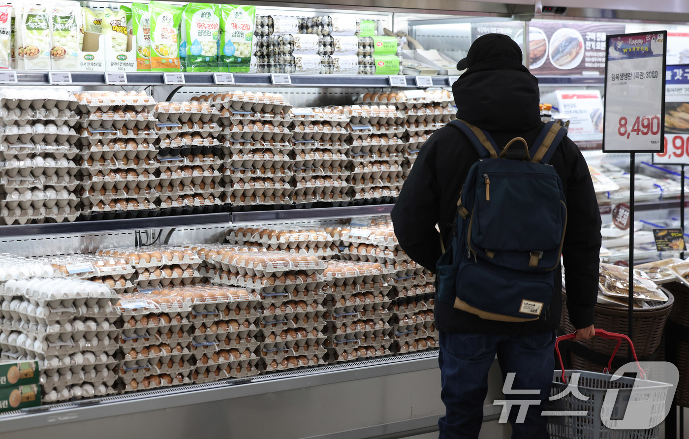 (서울=뉴스1) 박지혜 기자 = 7일 서울의 한 대형마트에 계란이 진열돼 있다.정부는 계란값 안정을 위해 미국에서 계란을 수입해 이달말 부터 판매를 희망하는 대형마트, 식재료업체 …