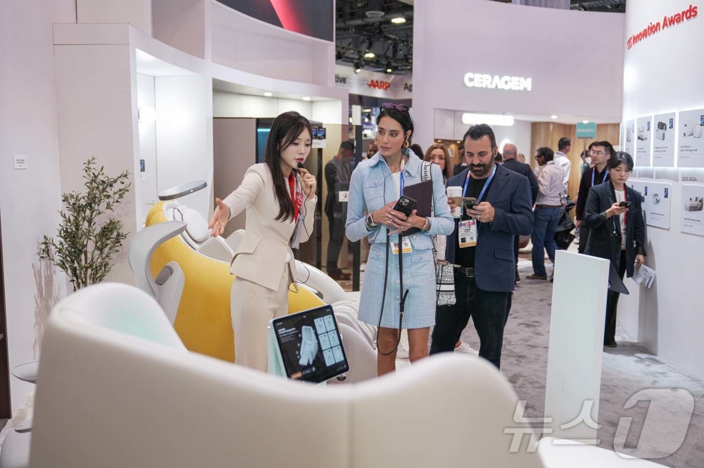 (서울=뉴스1) = 세라젬이 6일부터 9일(현지시간)까지 미국 라스베이거스에서 개최되는 CES 2026의 세라젬 전시관에 영화 ‘탑건: 매버릭’에 출연한 모델 겸 배우 줄리아 루페 …