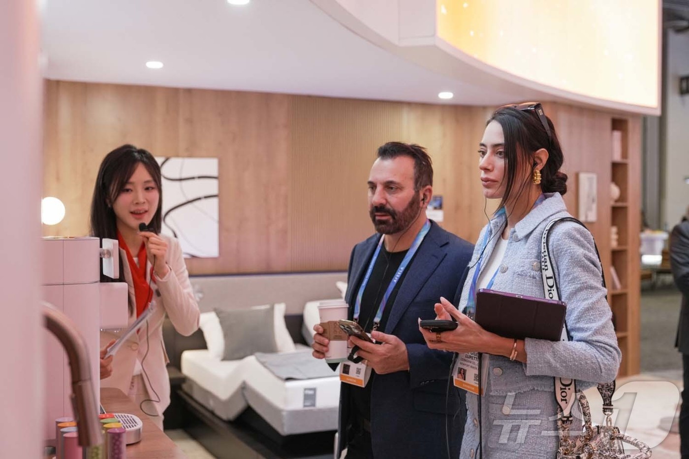 (서울=뉴스1) = 세라젬이 6일부터 9일(현지시간)까지 미국 라스베이거스에서 개최되는 CES 2026의 세라젬 전시관에 영화 ‘탑건: 매버릭’에 출연한 모델 겸 배우 줄리아 루페 …