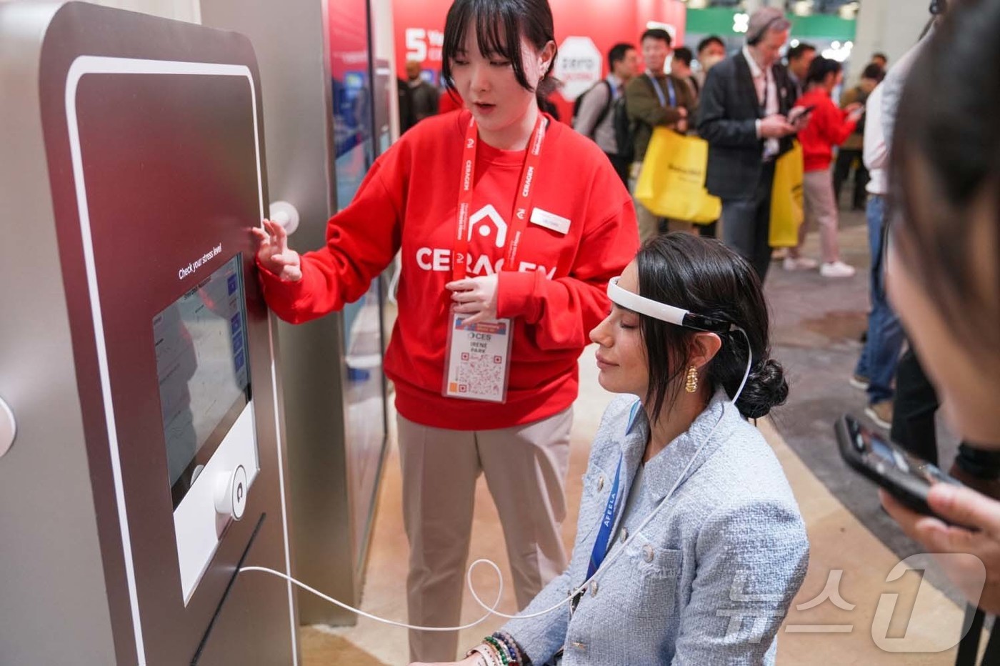 (서울=뉴스1) = 세라젬이 6일부터 9일(현지시간)까지 미국 라스베이거스에서 개최되는 CES 2026의 세라젬 전시관에 영화 ‘탑건: 매버릭’에 출연한 모델 겸 배우 줄리아 루페 …