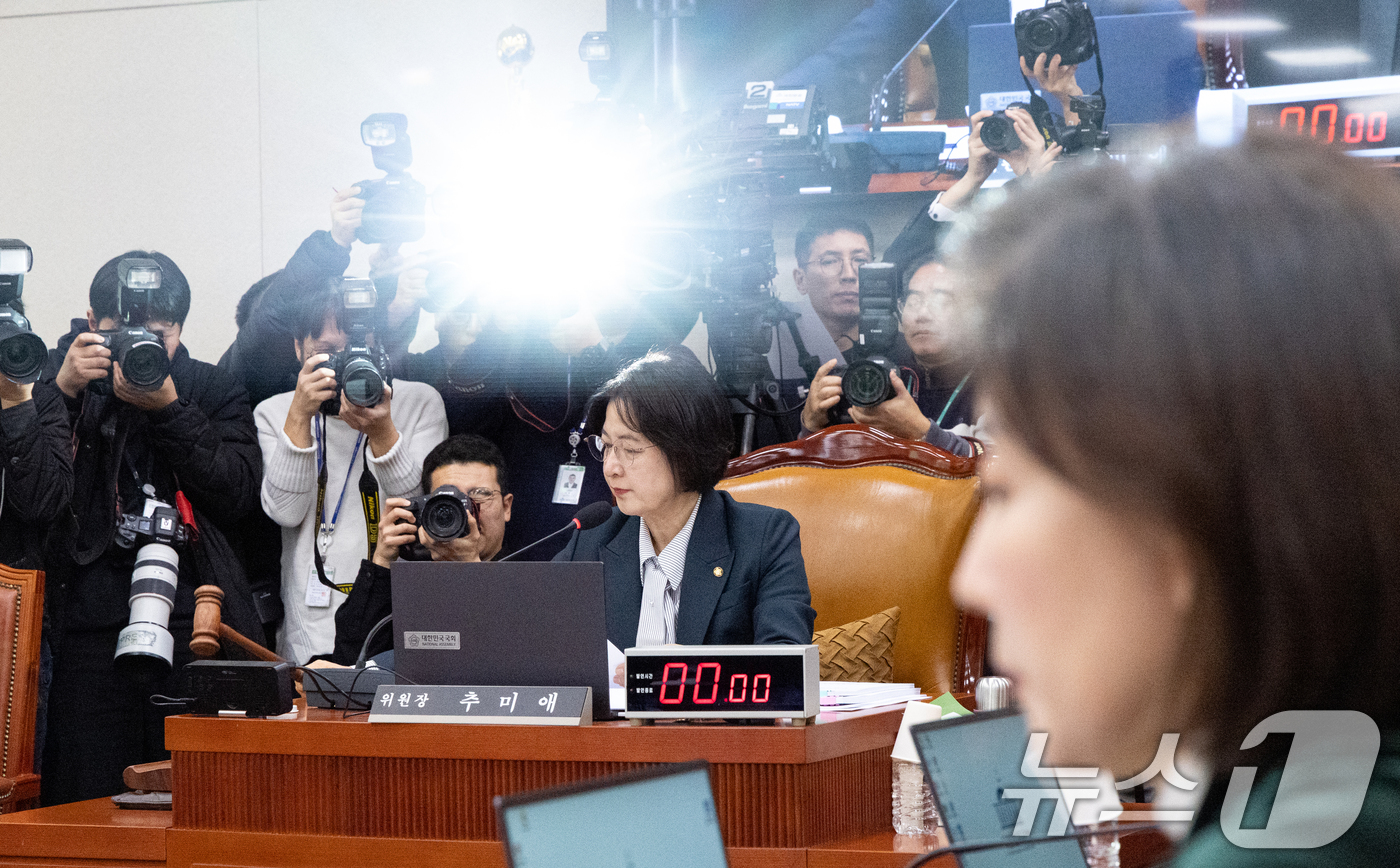 (서울=뉴스1) 이승배 기자 = 7일 서울 여의도 국회에서 열린 제430회국회(임시회) 법제사법위원회 제3차 전체회의에서 추미애 위원장이 의사봉을 두드리고 있다. 2026.1.7/ …