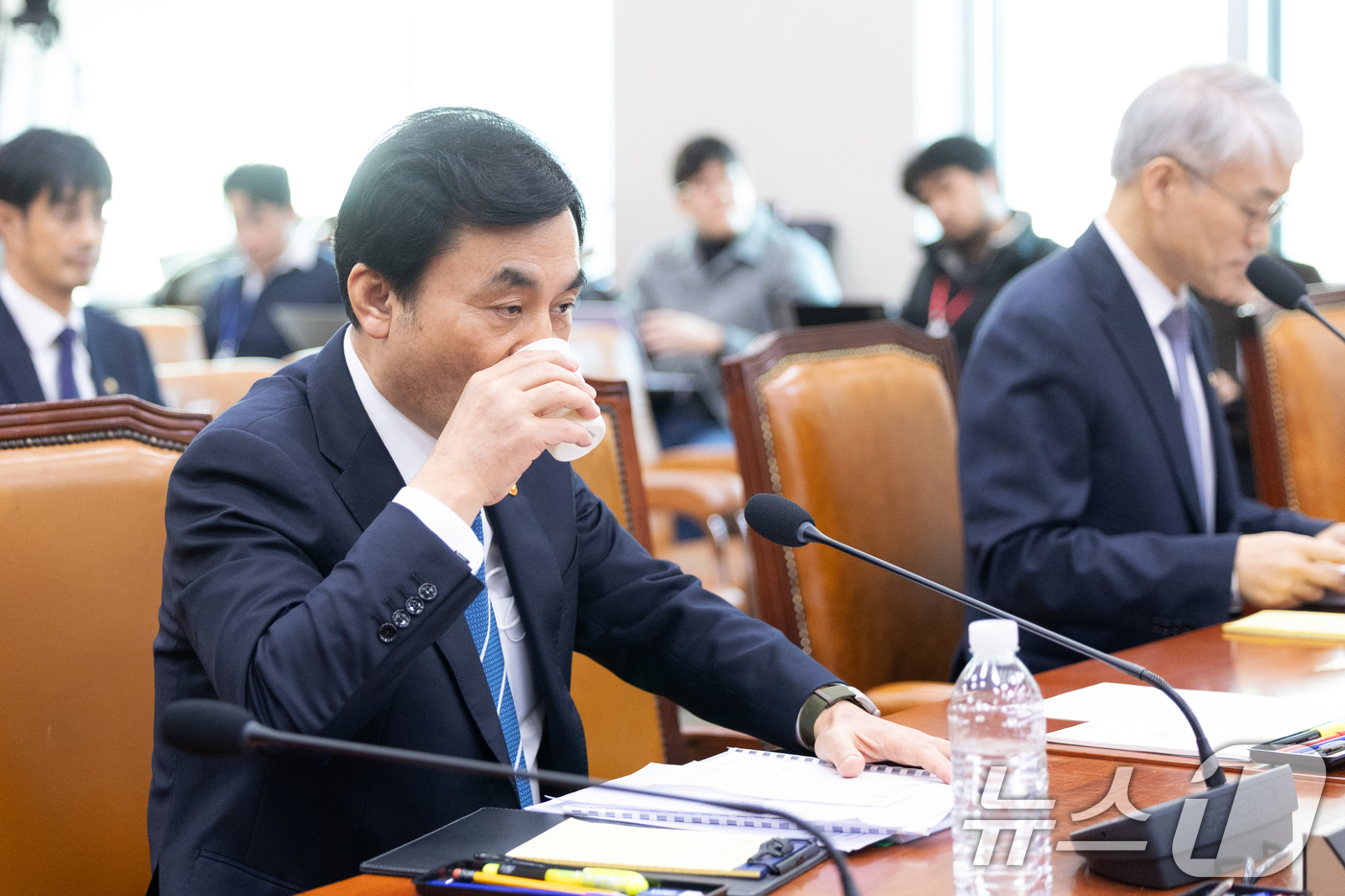 (서울=뉴스1) 이승배 기자 = 7일 서울 여의도 국회에서 열린 제430회국회(임시회) 법제사법위원회 제3차 전체회의에서 안규백 국방부 장관이 물을 마시고 있다. 2026.1.7/ …
