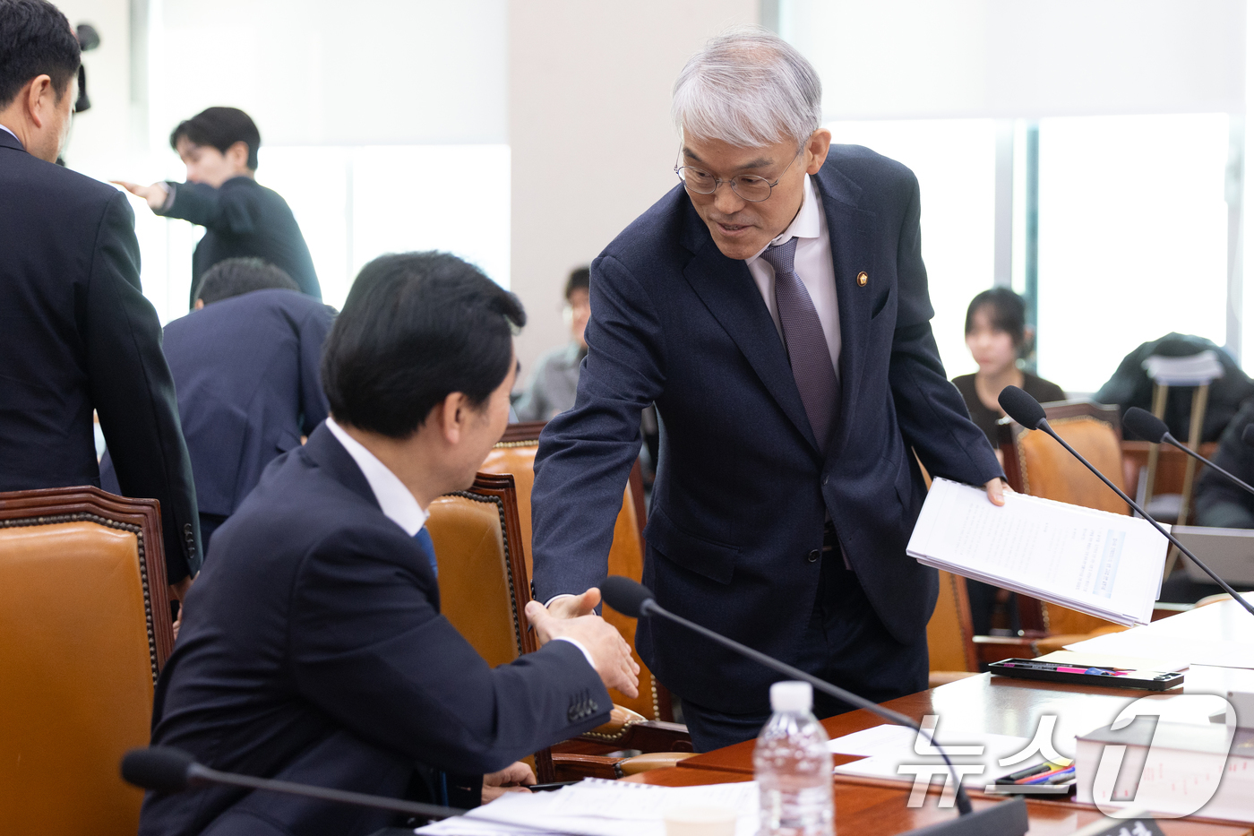 (서울=뉴스1) 이승배 기자 = 7일 서울 여의도 국회에서 열린 제430회국회(임시회) 법제사법위원회 제3차 전체회의에서 안규백 국방부 장관과 천대엽 법원행정처장이 인사하고 있다. …