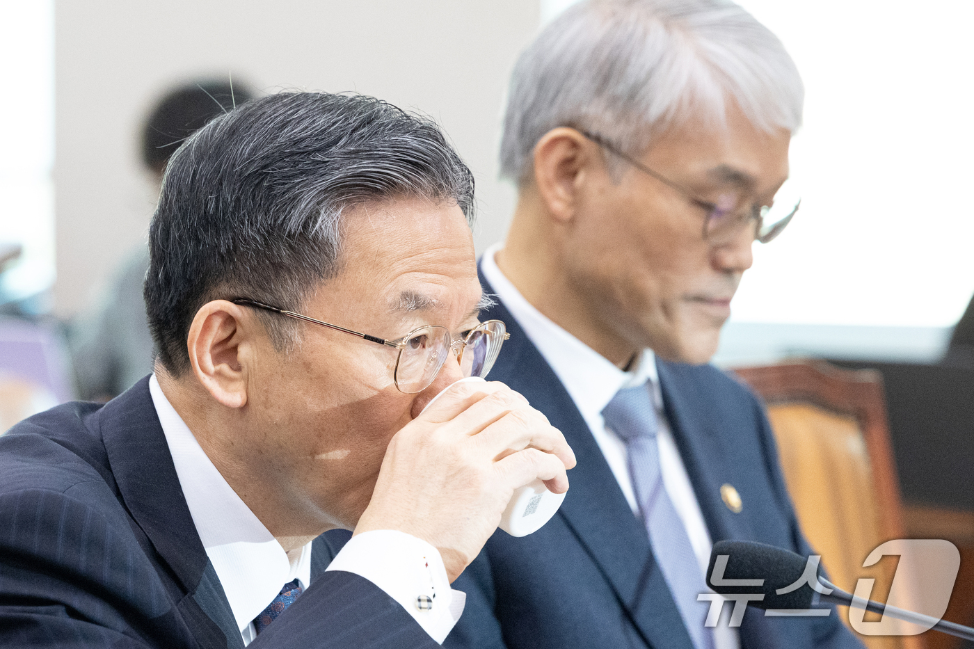 (서울=뉴스1) 이승배 기자 = 7일 서울 여의도 국회에서 열린 제430회국회(임시회) 법제사법위원회 제3차 전체회의에서 정성호 법무부 장관이 물을 마시고 있다. 2026.1.7/ …