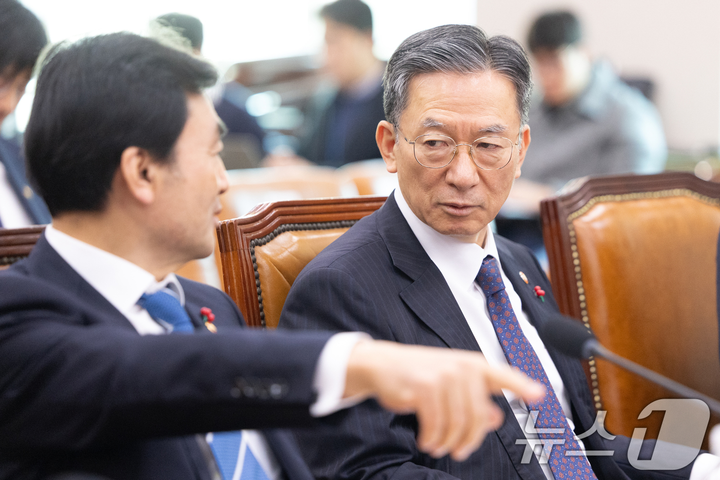 (서울=뉴스1) 이승배 기자 = 7일 서울 여의도 국회에서 열린 제430회국회(임시회) 법제사법위원회 제3차 전체회의에서 정성호 법무부 장관과 안규백 국방부 장관이 대화하고 있다. …