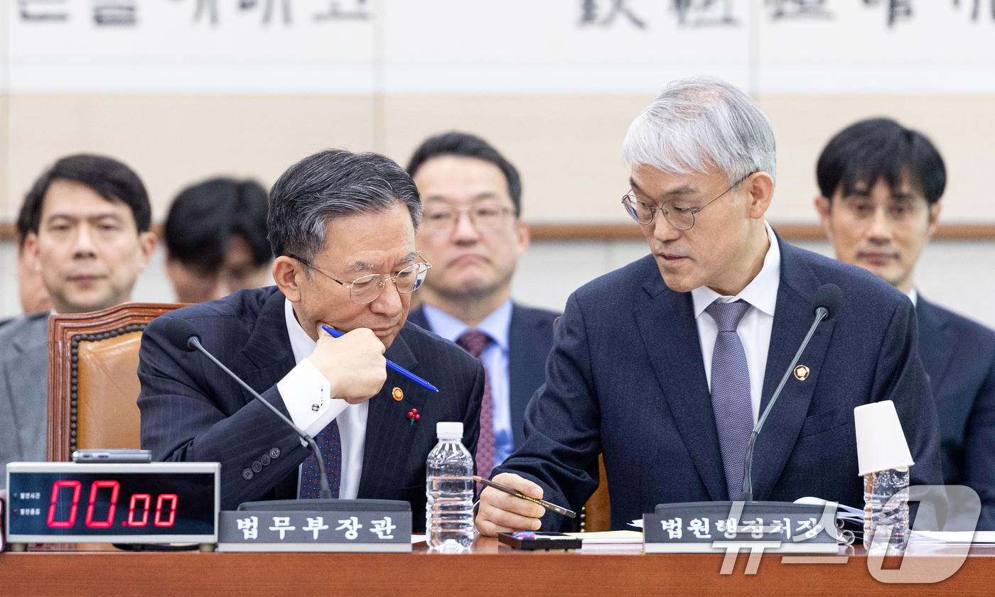 (서울=뉴스1) 이승배 기자 = 7일 서울 여의도 국회에서 열린 제430회국회(임시회) 법제사법위원회 제3차 전체회의에서 정성호 법무부 장관과 천대엽 법원행정처장이 대화하고 있다. …