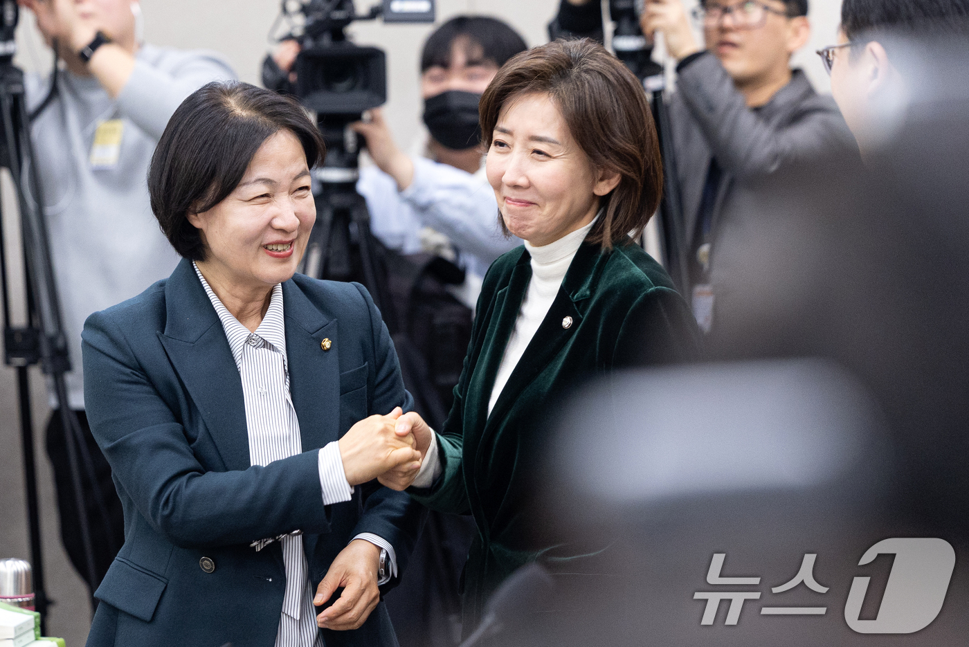 (서울=뉴스1) 이승배 기자 = 7일 서울 여의도 국회에서 열린 제430회국회(임시회) 법제사법위원회 제3차 전체회의에서 추미애 위원장이 나경원 국민의힘 의원과 새해 인사를 나누고 …