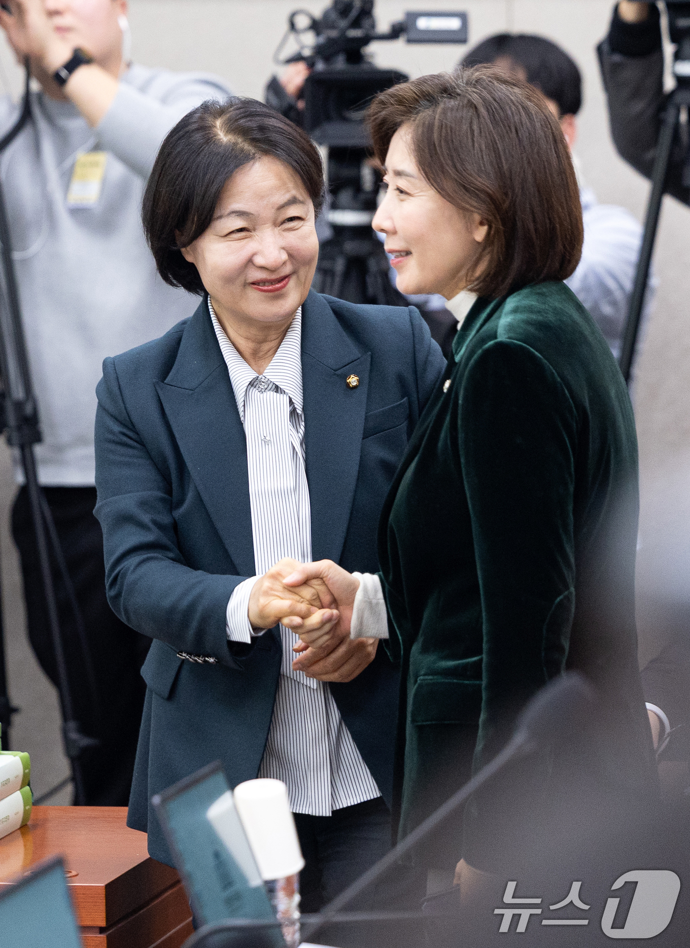 (서울=뉴스1) 이승배 기자 = 7일 서울 여의도 국회에서 열린 제430회국회(임시회) 법제사법위원회 제3차 전체회의에서 추미애 위원장이 나경원 국민의힘 의원과 새해 인사를 나누고 …