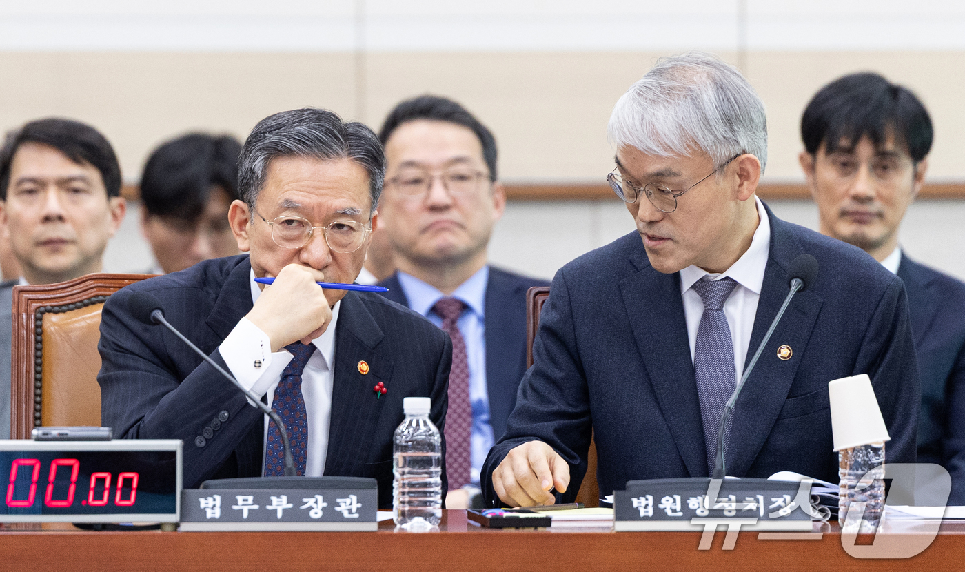 (서울=뉴스1) 이승배 기자 = 7일 서울 여의도 국회에서 열린 제430회국회(임시회) 법제사법위원회 제3차 전체회의에서 정성호 법무부 장관과 천대엽 법원행정처장이 대화하고 있다. …