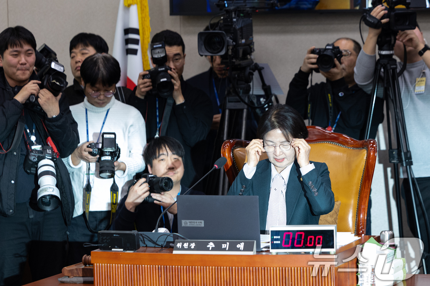 (서울=뉴스1) 이승배 기자 = 7일 서울 여의도 국회에서 열린 제430회국회(임시회) 법제사법위원회 제3차 전체회의에서 추미애 위원장이 안경을 쓰고 있다. 2026.1.7/뉴스1 …