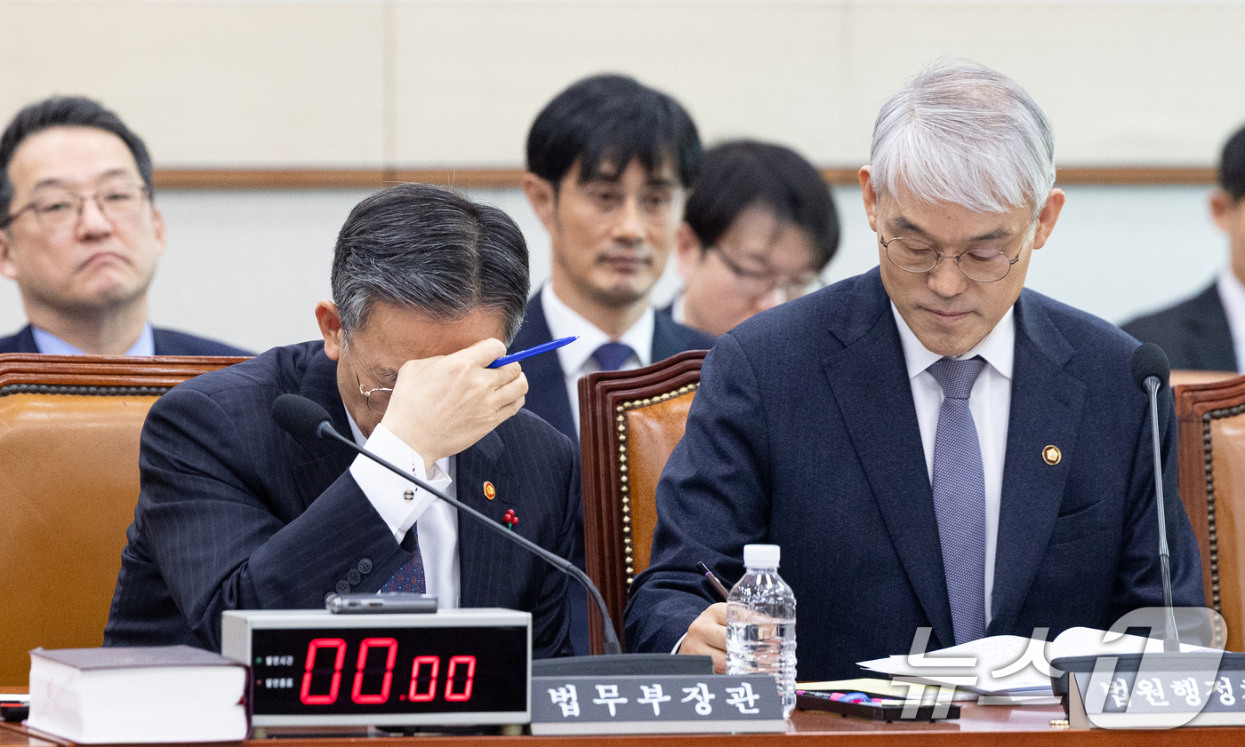 (서울=뉴스1) 이승배 기자 = 7일 서울 여의도 국회에서 열린 제430회국회(임시회) 법제사법위원회 제3차 전체회의에서 정성호 법무부 장관과 천대엽 법원행정처장이 대화하다 머리를 …