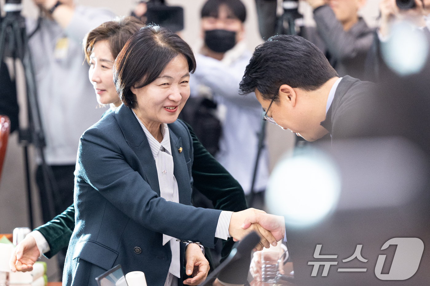 (서울=뉴스1) 이승배 기자 = 7일 서울 여의도 국회에서 열린 제430회국회(임시회) 법제사법위원회 제3차 전체회의에서 추미애 위원장이 위원들과 새해 인사를 나누고 있다. 202 …