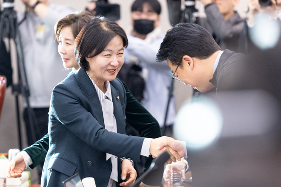 법사위원들과 새해 인사 나누는 추미애 위원장