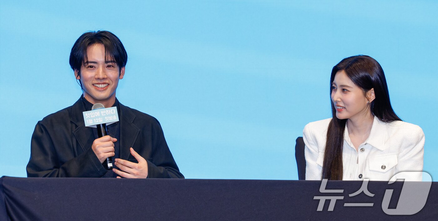 본문 이미지 - 배우 아카소 에이지(赤楚衛二)와 강혜원이 7일 서울 구로구 더세인트에서 열린 일본 테레비 도쿄(TV TOKYO) 드라마 '첫입에 반하다'(김밥과 오니기리, 사랑하는 두 사람은 닮았지만 다르다) 제작발표회에 참석해 질문에 답하고 있다. 2026.1.7/뉴스1 ⓒ News1 안은나 기자
