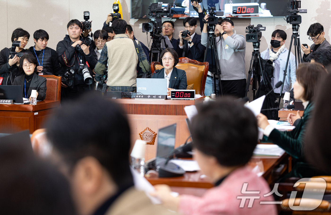 (서울=뉴스1) 이승배 기자 = 7일 서울 여의도 국회에서 열린 제430회국회(임시회) 법제사법위원회 제3차 전체회의에서 추미애 위원장이 회의를 주재하고 있다. 2026.1.7/뉴 …