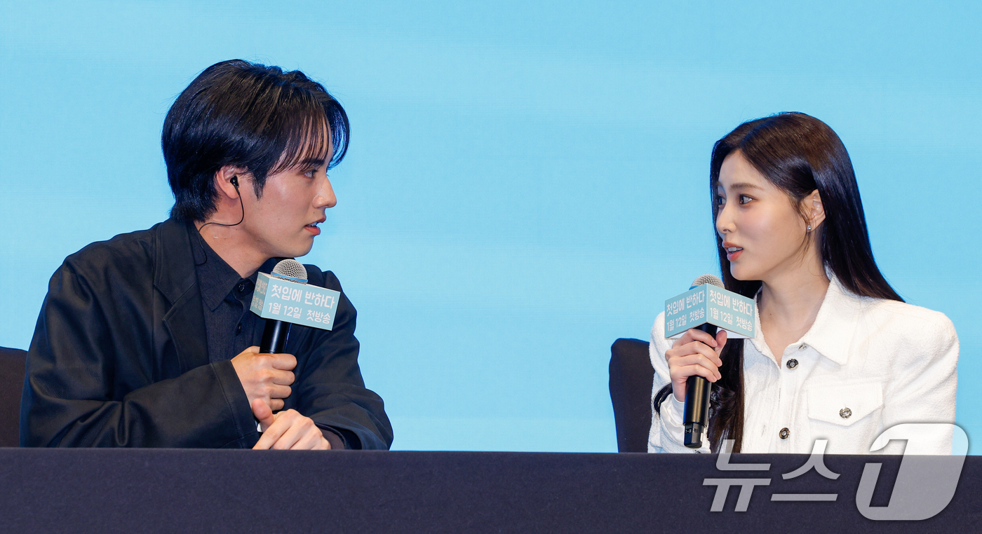 (서울=뉴스1) 안은나 기자 = 배우 아카소 에이지(赤楚衛二)와 강혜원이 7일 서울 구로구 더세인트에서 열린 일본 테레비 도쿄(TV TOKYO) 드라마 '첫입에 반하다'(김밥과 오 …