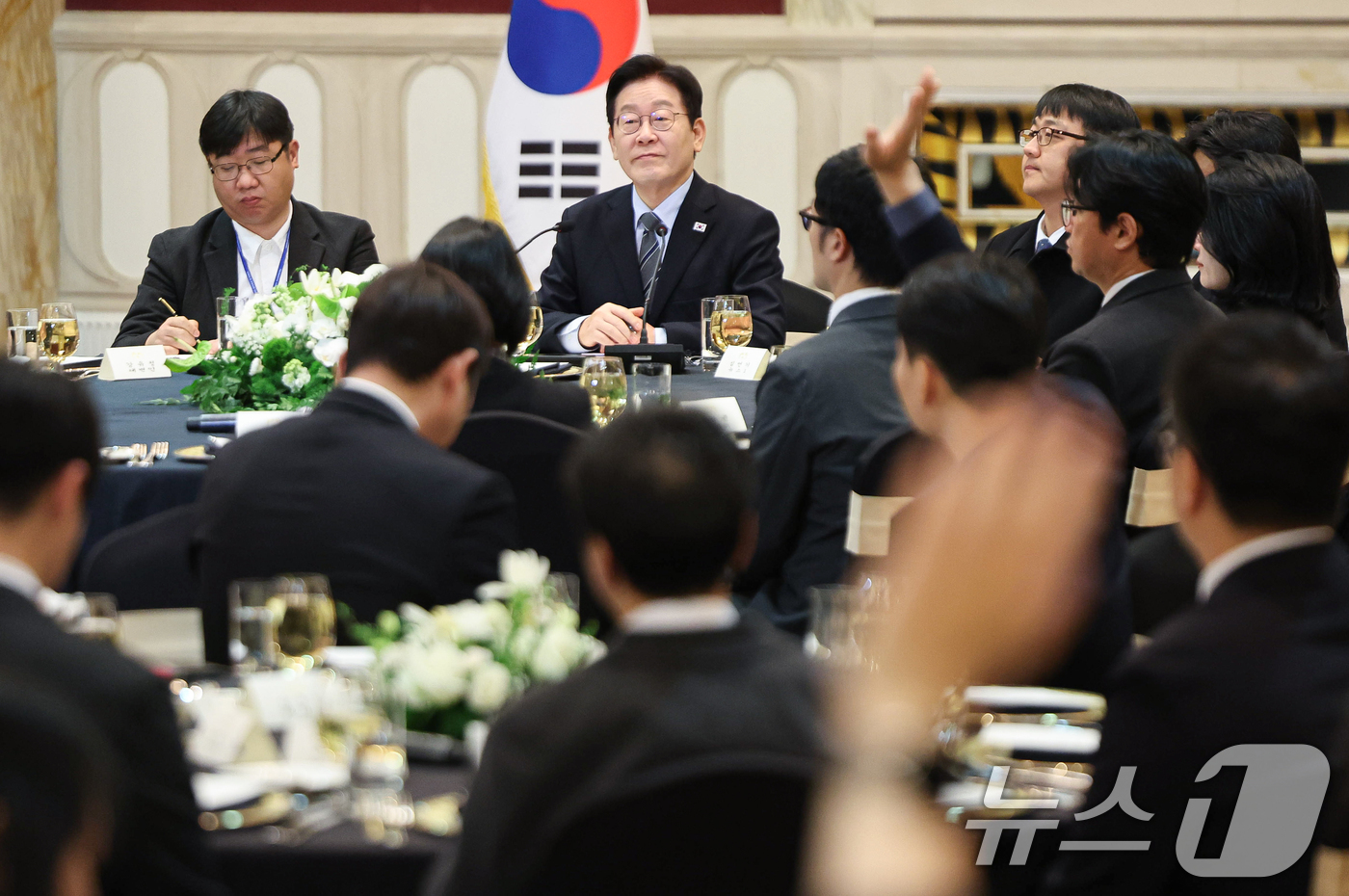 (상하이(중국)=뉴스1) 허경 기자 = 중국을 국빈방문 중인 이재명 대통령이 7일 상하이시에서 열린 순방기자단 오찬간담회에서 취재진 질문을 받고 있다. 2026.1.7/뉴스1