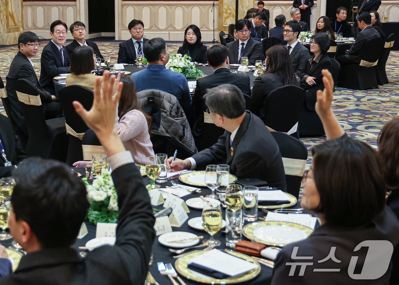 (상하이(중국)=뉴스1) 허경 기자 = 중국을 국빈방문 중인 이재명 대통령이 7일 상하이시에서 열린 순방기자단 오찬간담회에서 취재진 질문을 받고 있다. 2026.1.7/뉴스1