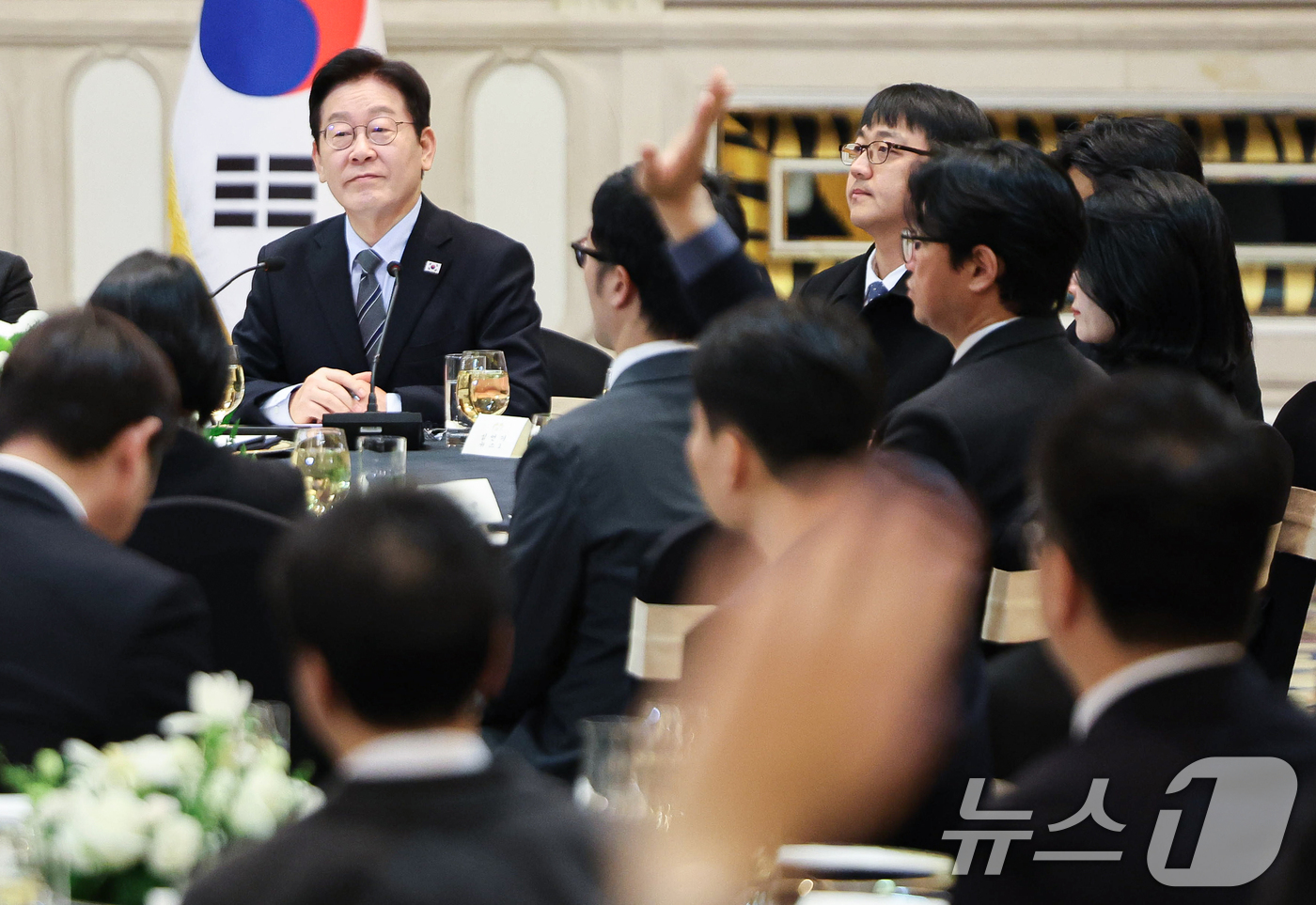 (상하이(중국)=뉴스1) 허경 기자 = 중국을 국빈방문 중인 이재명 대통령이 7일 상하이시에서 열린 순방기자단 오찬간담회에서 취재진 질문을 받고 있다. 2026.1.7/뉴스1
