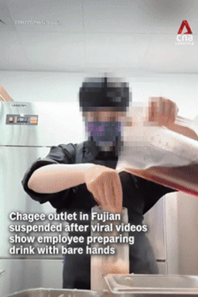 손 씻은 물로 음료 만들고 맨손으로 '주물럭'…유명 밀크티 업체 '노답'[영상]