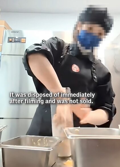 본문 이미지 - 중국 푸젠성 장저우시에 위치한 한 밀크티 매장에서 맨손으로 음료를 만들고 있는 직원의 모습. 출처=CNA