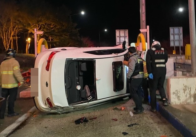 경부고속도로 황간IC서 승용차 전도…60대 운전자 부상