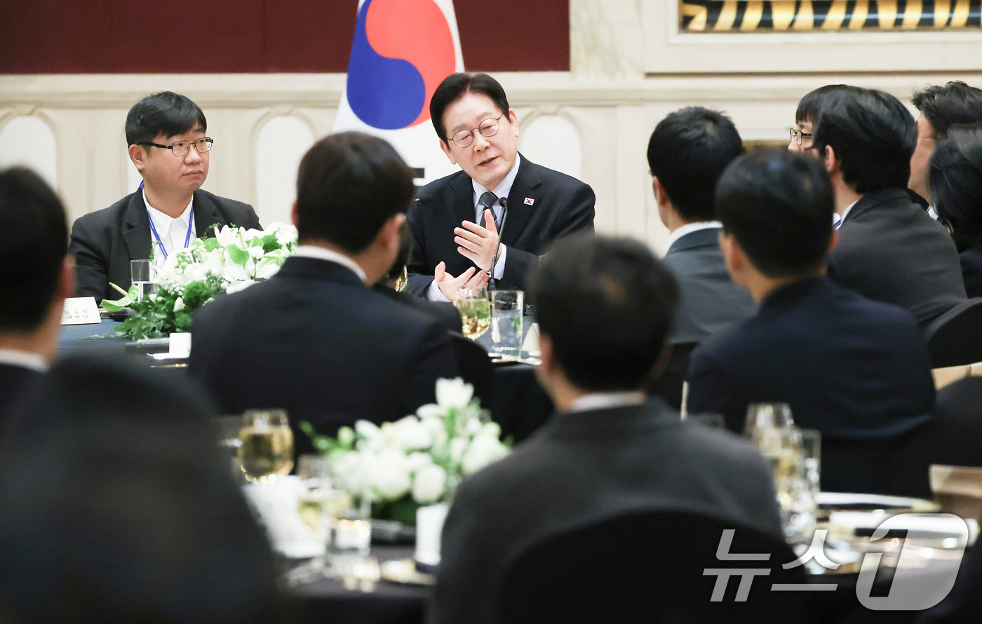 (상하이(중국)=뉴스1) 허경 기자 = 중국을 국빈방문 중인 이재명 대통령이 7일 상하이시에서 열린 순방기자단 오찬간담회에서 취재진 질문에 답변하고 있다. 2026.1.7/뉴스1